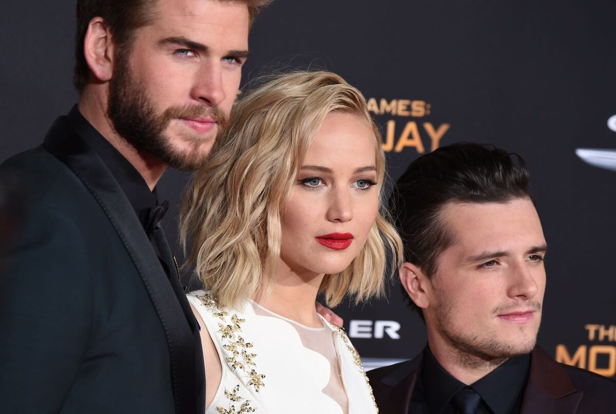 Liam Hemsworth (g), Jennifer Lawrence (c) et Josh Hutcherson (d), le 16 novembre 2015 à Los Angeles